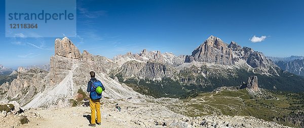Wanderer auf dem Gipfel des Nuvolau  Blick auf die Averau- und Tofane-Berge  im Hintergrund Cinque Torri  Dolomiten  Südtirol  Trentino-Südtirol  Italien  Europa