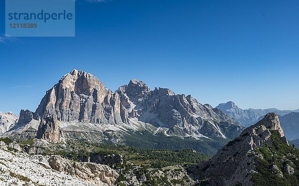 Wanderweg nach Nuvolau  Blick auf die Bergkette Tofane und Cinque Torri  Dolomiten  Südtirol  Trentino-Südtirol  Italien  Europa