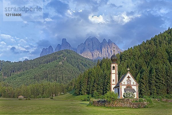 Kirche St. Johann mit bewölkten Geislerspitzen im Hintergrund  Ranui  Villnößtal  Südtirol  Italien  Europa