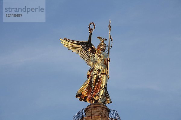 Goldelse  Statue der Heiligen Victoria auf der Siegessäule Großer Stern  Tiergarten  Berlin  Deutschland  Europa