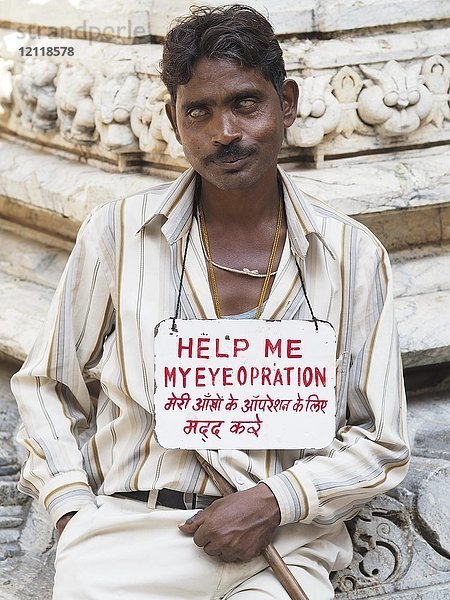 Blinder Mann bettelt um eine Augenoperation  Udaipur  Rajasthan  Indien  Asien