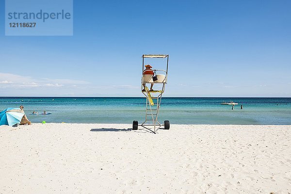 Strandwächter am Sandstrand  La plage des Salins  St. Tropez  Var  Cote d' Azur  Südfrankreich  Frankreich  Europa