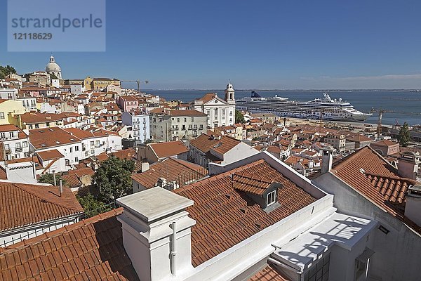 Blick über Dächer  Stadtansicht  Rückseite eines Kreuzfahrtschiffes  Lissabon  Portugal  Europa