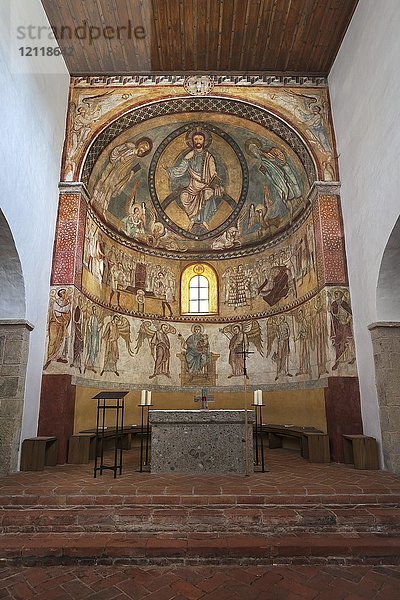 Altarraum mit Fresko  romanische Basilika St. Peter und Paul  Petersberg bei Erdweg  Dachau  Oberbayern  Bayern  Deutschland  Europa