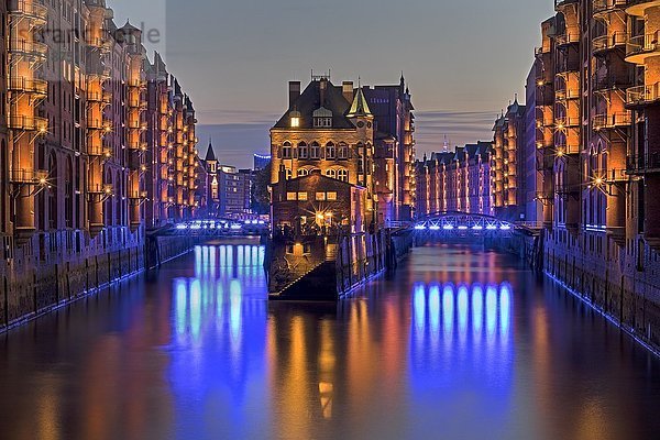 Beleuchtetes 'Wasserschloss' zwischen Holländischerbrookfleet und Wandrahmsfleet in der Speicherstadt  Abenddämmerung  Hamburg  Deutschland  Europa'