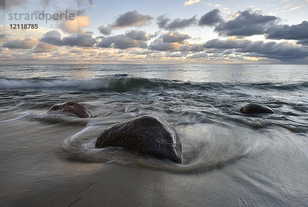 Große Steine am Strand  Brandung an der Ostseeküste bei Sassnitz  Rügen  Mecklenburg Vorpommern  Deutschland  Europa