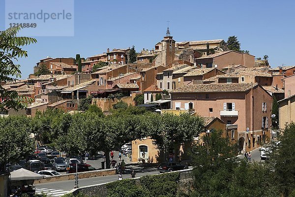 Blick auf die Altstadt  die schönsten Dörfer Frankreichs  rotes Dorf  Roussillon. Vaucluse  Provence-Alpes-Côte d' Azur  Frankreich  Europa