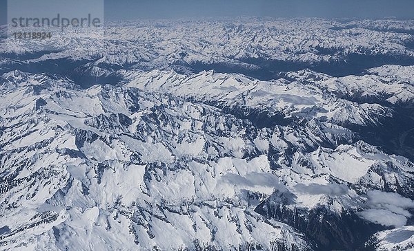 Luftaufnahme der schneebedeckten Alpen  Österreich  Europa