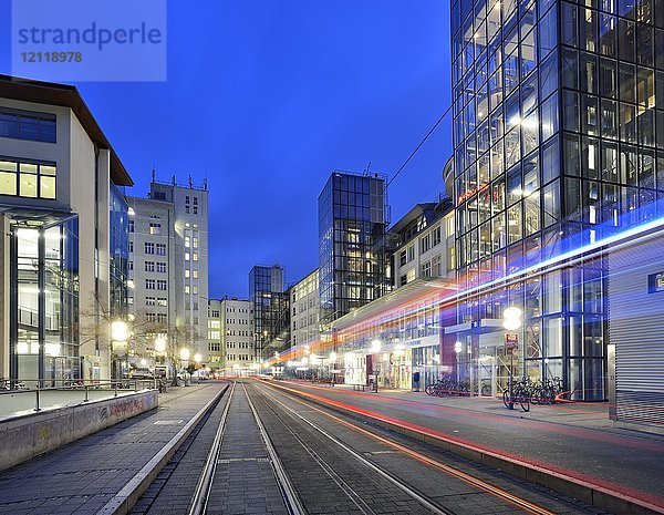 Ernst-Abbe-Platz mit Lichtspuren der Straßenbahn in der Abenddämmerung  Hochhäuser  Glasfassaden  Jena  Thüringen  Deutschland  Europa