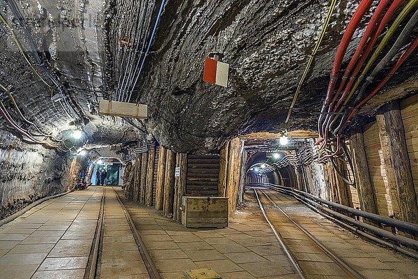 Beleuchtete unterirdische Stollen in einem alten Salzbergwerk  Bochnia  Polen  Europa