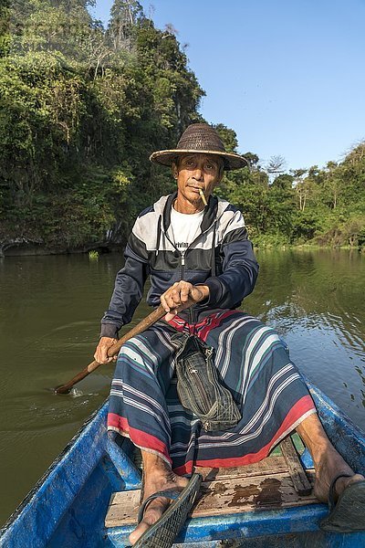Einheimische Ruderer auf dem See nahe der Saddan-Höhle  Hpa-an  Myanmar  Asien
