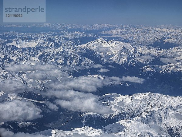 Luftaufnahme der schneebedeckten Alpen  Österreich  Europa