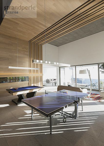 Poolbillardtisch und Tischtennisplatte in einem modernen  luxuriösen Haus  das ein Spielzimmer beherbergt