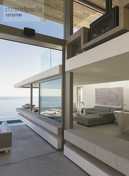Modernes  luxuriöses Haus mit Wohnzimmer und Meerblick