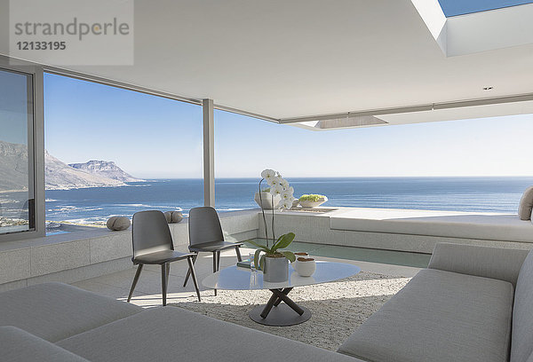 Modernes  luxuriöses Haus mit offenem Wohnzimmer und sonnigem Meerblick