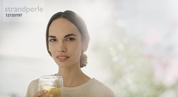 Porträt ernste brünette Frau trinkt Saft