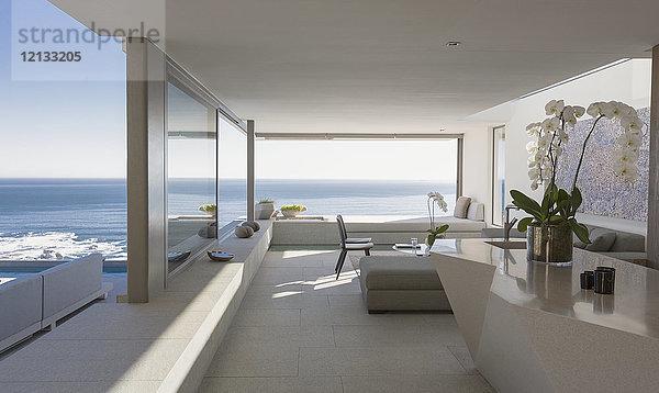 Modernes  luxuriöses Wohnhaus mit sonnigem Meerblick im Wohnzimmer