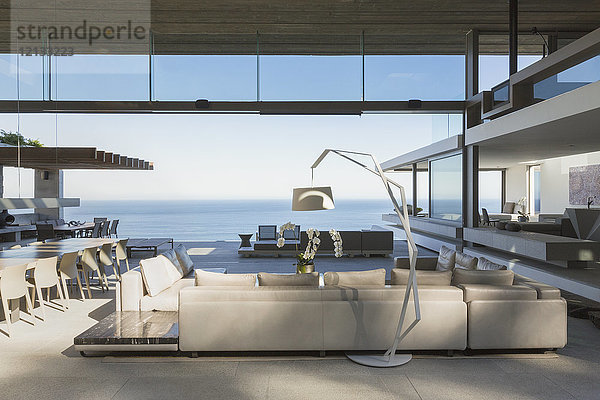 Modernes  luxuriöses Haus mit offenem Wohnzimmer und Meerblick