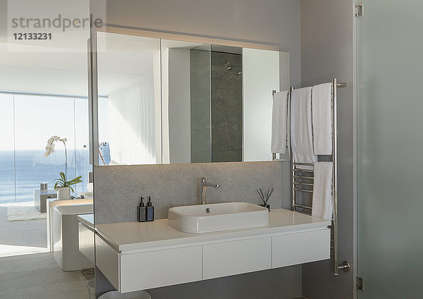 Waschbecken in modernem  luxuriösem Wohnschaufenster im Badezimmer