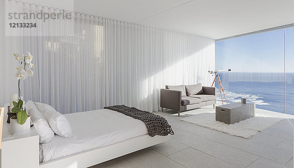 Modernes  luxuriöses Musterhaus Schlafzimmer mit Meerblick