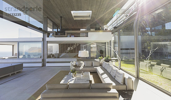 Sonniges  modernes  luxuriöses Wohnzimmer im Schaufenster