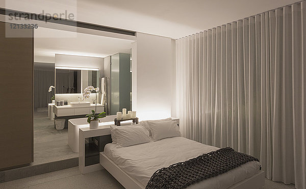 Beleuchtetes  modernes  luxuriöses Wohnschaufenster im Schlafzimmer