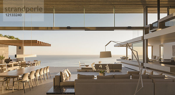 Modernes  luxuriöses Haus mit Wohnzimmer mit Blick aufs Meer