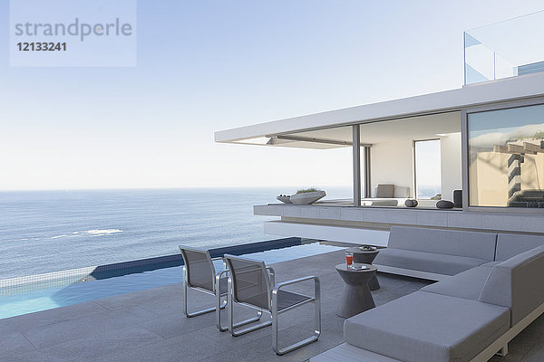 Modernes  luxuriöses Haus mit Außenterrasse  Pool und Meerblick