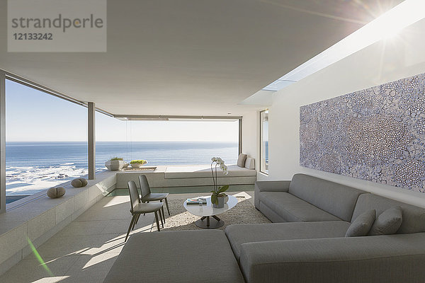 Sonniges  modernes  luxuriöses Wohnzimmer mit Blick aufs Meer