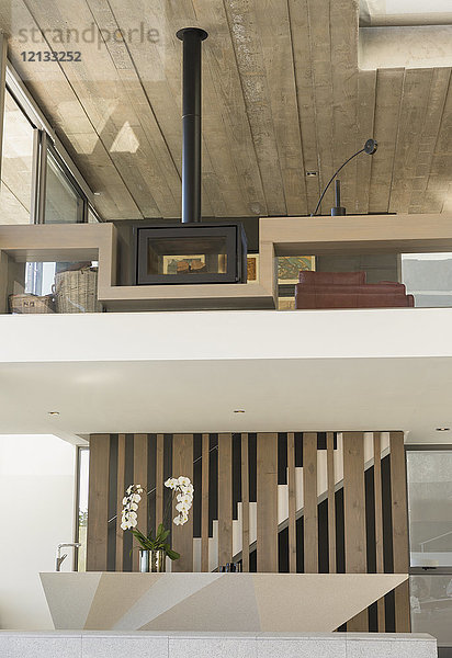 Holzofenkamin auf Balkon in modernem  luxuriösem Wohnhaus Showcase Interieur