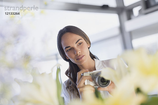 Brünette Frau mit Digitalkamera