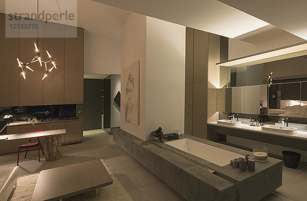 Beleuchtetes modernes  luxuriöses Vorzeige-Badezimmer