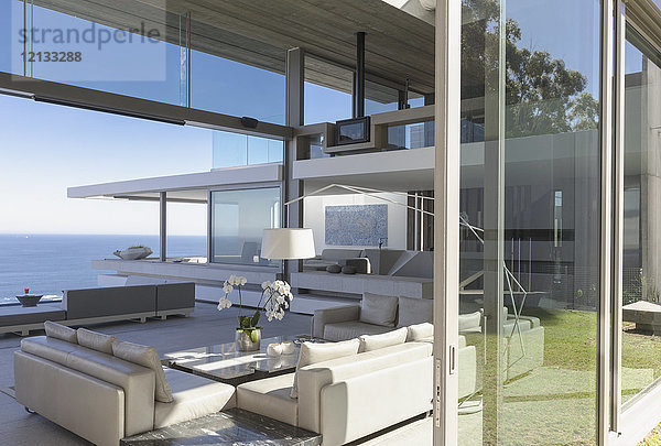 Modernes  luxuriöses Haus mit Wohnzimmer und Meerblick