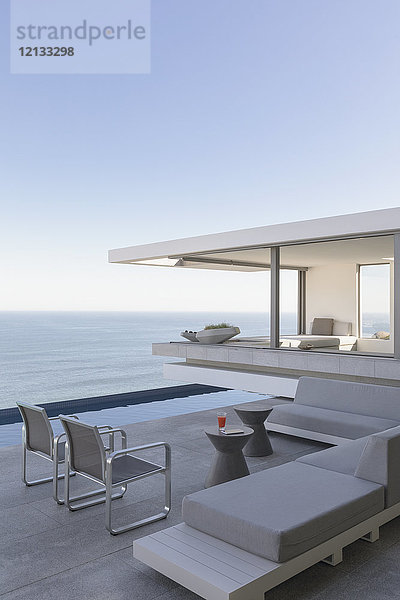 Modernes  luxuriöses Haus mit Außenterrasse und Meerblick