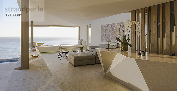 Modernes  luxuriöses Haus mit Wohnzimmer mit Blick aufs Meer