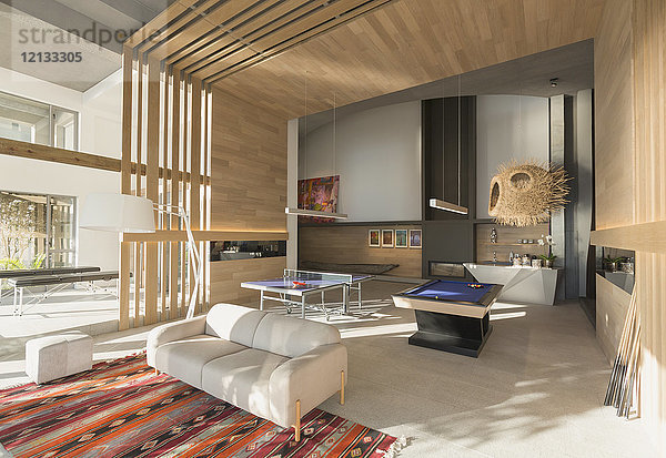 Poolbillardtisch und Tischtennisplatte in einem modernen  luxuriösen Haus  das ein Spielzimmer beherbergt