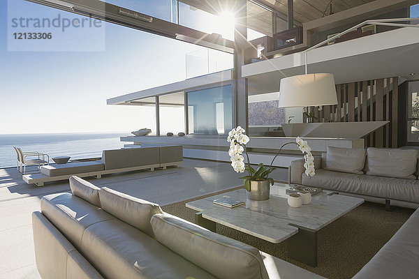 Sonniges  modernes  luxuriöses Wohnzimmer mit Blick aufs Meer