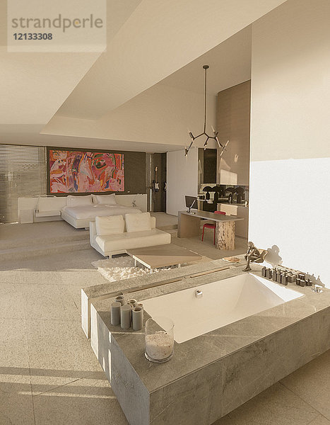 Modernes  luxuriöses Haus mit einer Badewanne im Schlafzimmer