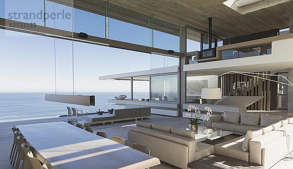 Modernes  luxuriöses Haus mit Wohnzimmer und Esszimmer mit Meerblick