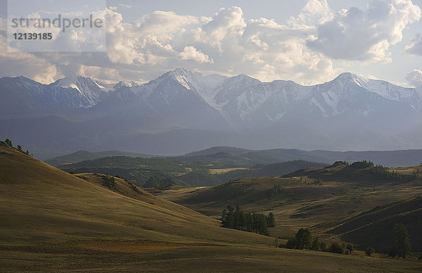 Aussicht auf die Berge und die hügelige Landschaft