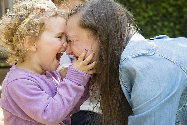 Lachende kaukasische Mutter und Tochter