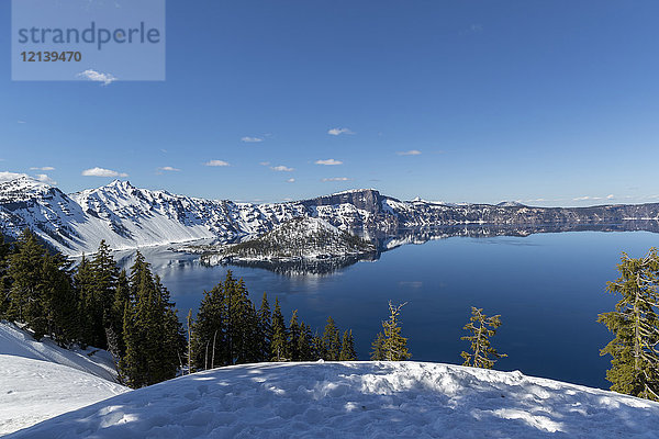 Blick auf den Crater Lake  Oregon  Vereinigte Staaten