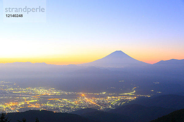 Schöne Aussicht auf den Berg Fuji und die Stadt Fujikawa  Präfektur Yamanashi  Japan