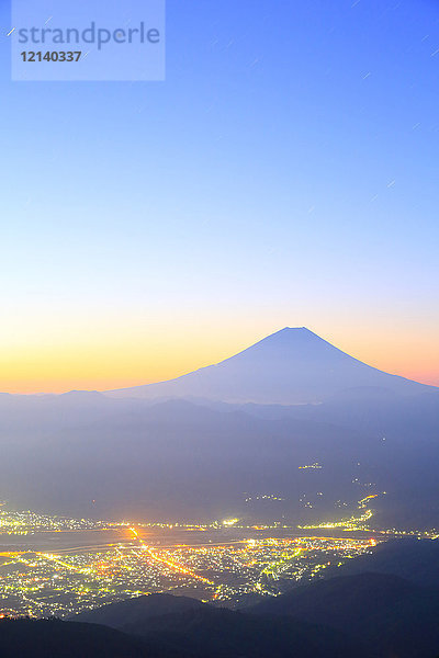 Schöne Aussicht auf den Berg Fuji und die Stadt Fujikawa  Präfektur Yamanashi  Japan