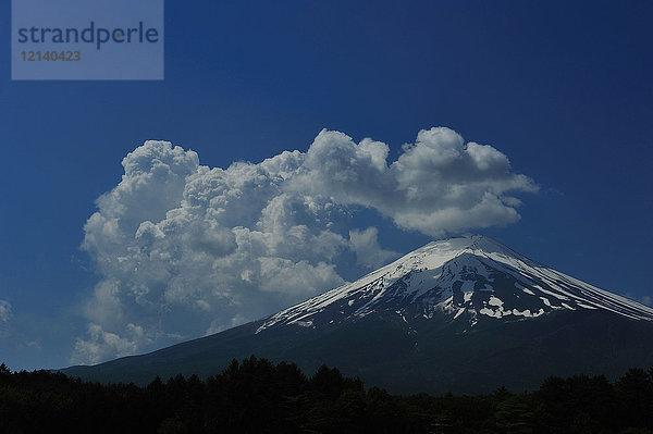 Schöne Aussicht auf den Berg Fuji und die Wolken  Präfektur Yamanashi  Japan