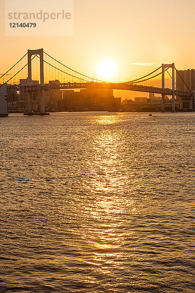 Regenbogenbrücke bei Sonnenuntergang  Tokio  Japan