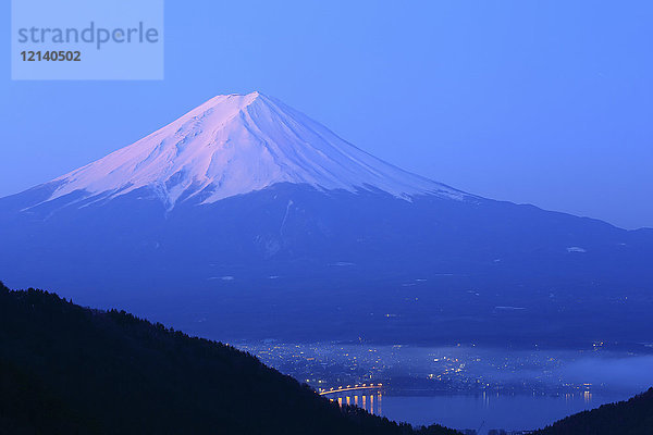 Schöne Aussicht auf den Berg Fuji  Präfektur Yamanashi  Japan