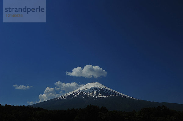 Schöne Aussicht auf den Berg Fuji und die Wolken  Präfektur Yamanashi  Japan