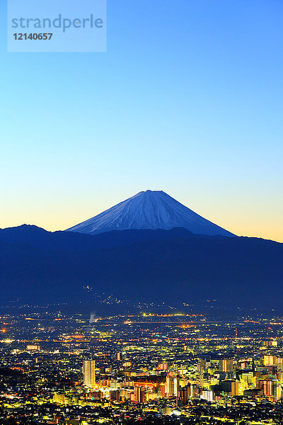 Schöne Aussicht auf den Berg Fuji und die Stadt Fujikawa  Präfektur Yamanashi  Japan