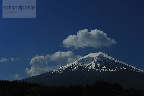 Schöne Aussicht auf den Berg Fuji und die Wolken  Präfektur Yamanashi  Japan